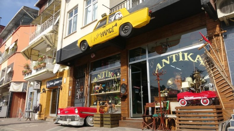 Fiyatlara kızdı, kestiği otomobili tabela yaptı