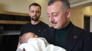 Kaan bebeğin kulağına ilk ezanı Başkan Büyükakın okudu