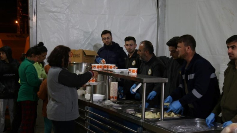 Kocaeli Büyükşehir çadır kentinde ilk sahur yapıldı