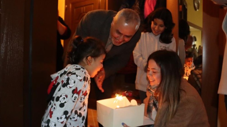 Depremzede miniğe doğum günü sürprizi