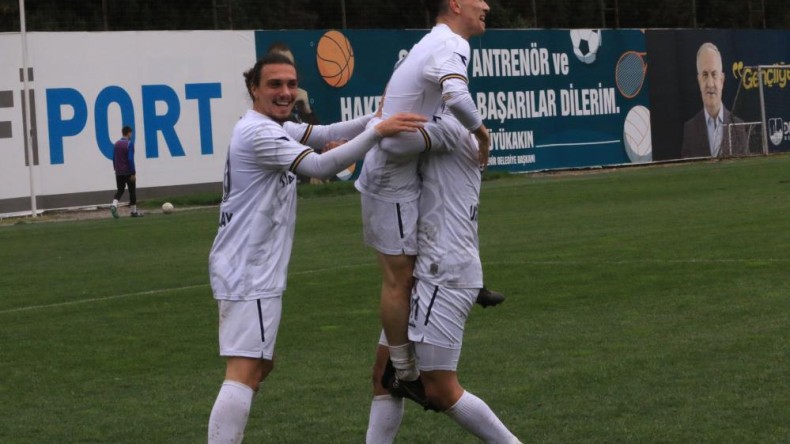 Belediye Derincespor rakibini gole boğdu; 5-0