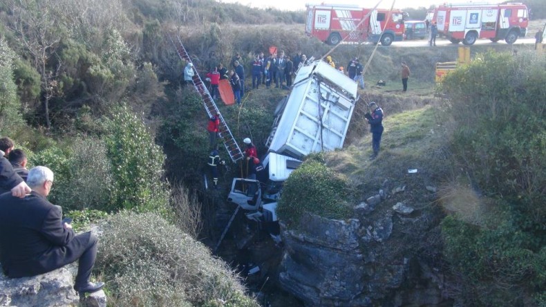 Çöp kamyonu uçurumda asılı kaldı; Yaralılar var
