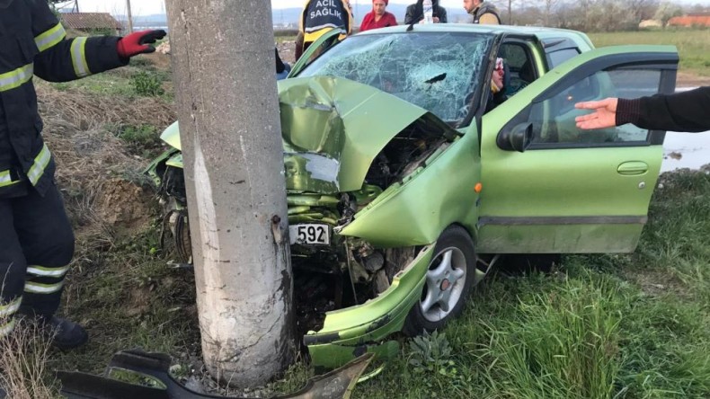 Otomobil elektrik direğine çarptı; Yaralılar var