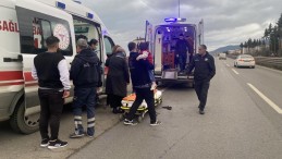 Otomobil bariyerlere çarptı; Aynı aileden 3 kişi yaralandı