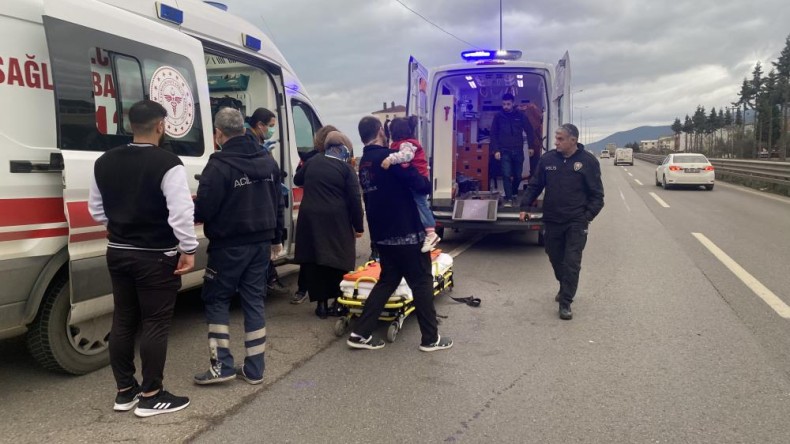 Otomobil bariyerlere çarptı; Aynı aileden 3 kişi yaralandı