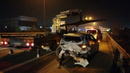 Servis minibüsü otomobile çarptı; Yaralılar var