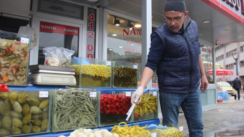 29 yıllık tezgahını son kez depremzedeler için açtı