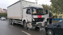 U dönüşü yapan minibüs ile kamyon çarpıştı; 1’i ağır 4 yaralı