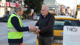 Kocaeli Büyükşehir’den iftar saatinde taksicilere sıcak yemek