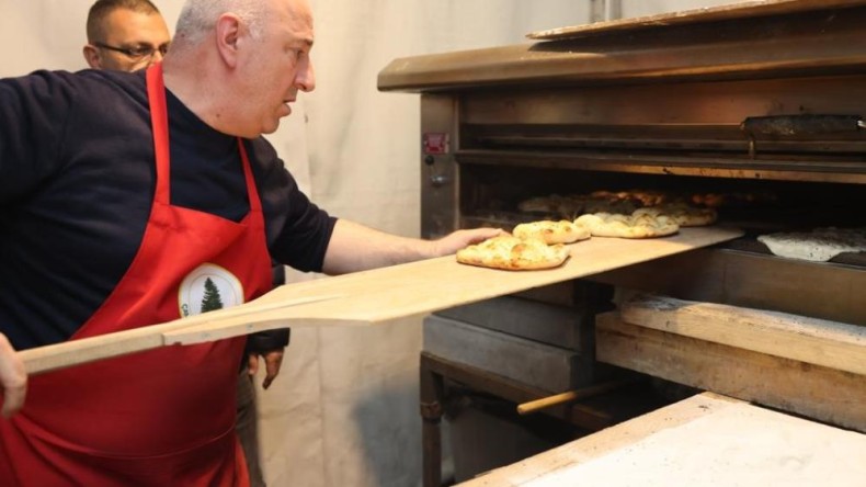 Önlüğünü giyip fırın başına geçti, yaptığı pideleri depremzedelere götürdü