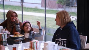 Minik depremzede Ecrin’e doğum günü sürprizi