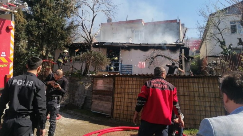 Gecekonduda korkutan yangın