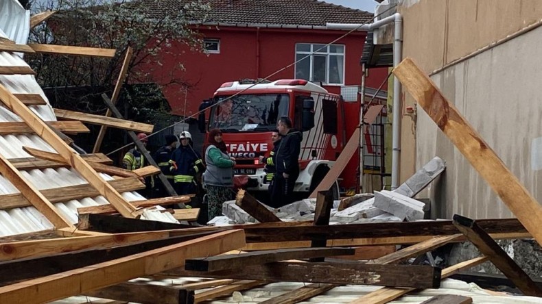 Çatısı uçan evinin son halini gözyaşları içinde izledi