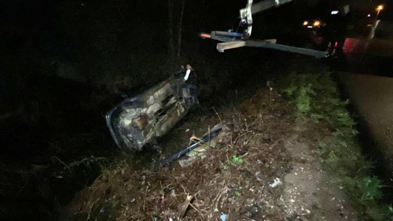 Araç dere yatağına uçtu