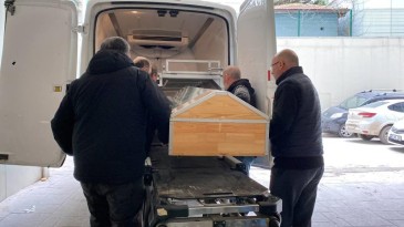 Ölen çocuklarını evde sakladı