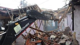 İzmit’te 1999 depreminden kalan ağır hasarlı binalar yıkılıyor