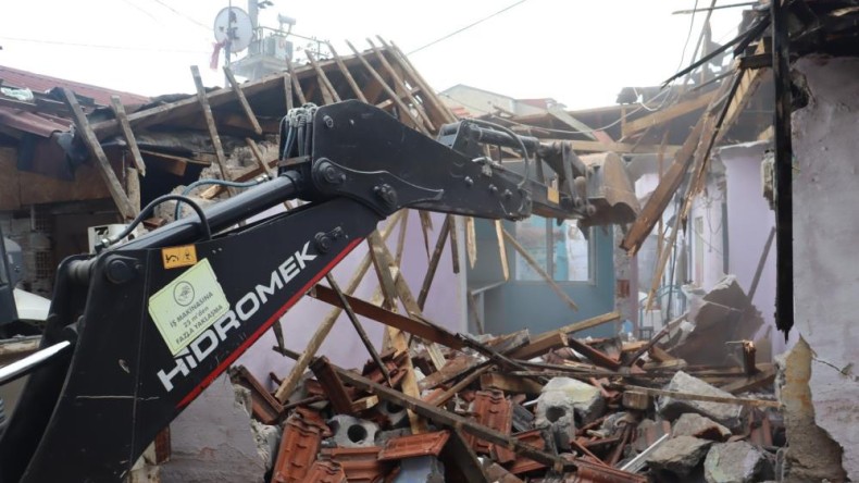 İzmit’te 1999 depreminden kalan ağır hasarlı binalar yıkılıyor