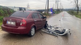 İki otomobil kafa kafaya çarpıştı; 5 yaralı