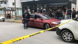 Gölcük’te yol verme kavgası kanlı bitti; İki kişi silahla vuruldu