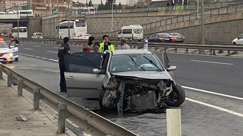 Otomobil önce tıra ardından bariyerlere çarptı: 2 yaralı