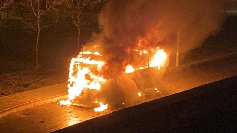 İşçi servisi alev alev yandı, facianın eşiğinden dönüldü