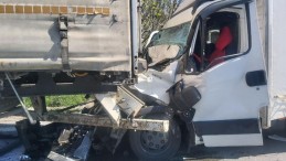 Tıra çarpan kamyonetin sürücüsü araçta sıkıştı