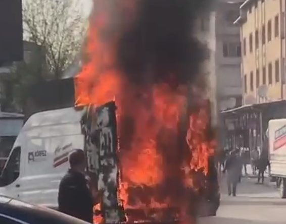 Belediyeye ait araç yandı