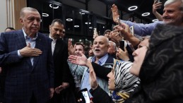 Cumhurbaşkanı Erdoğan depremzedeler ile iftarda buluştu