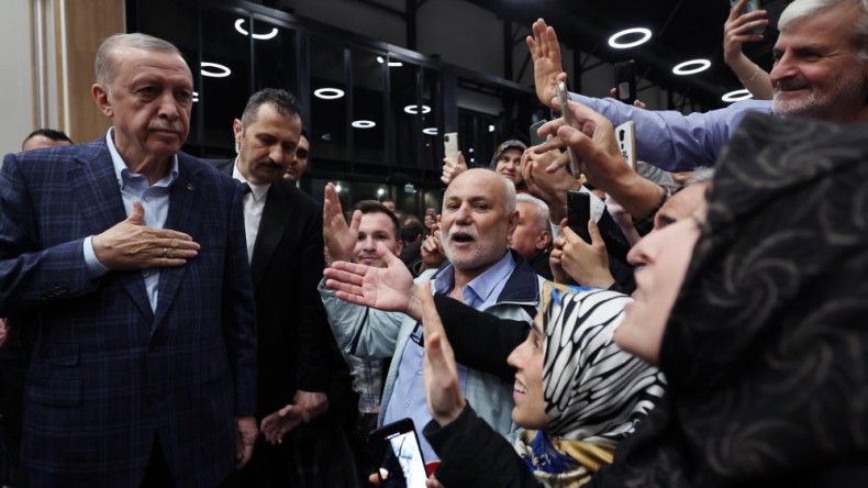 Cumhurbaşkanı Erdoğan depremzedeler ile iftarda buluştu