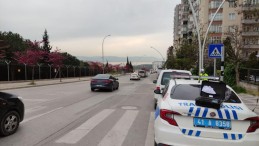 Otomobilin sıkıştırdığı motosiklet sürücüsü yaralandı