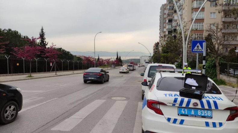 Otomobilin sıkıştırdığı motosiklet sürücüsü yaralandı