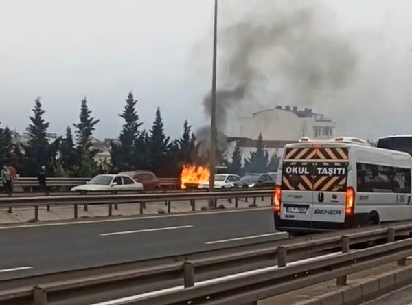 Seyir halindeki araç alev alev yandı