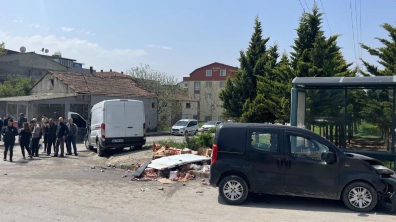 Derince’de kaza; Panelvandaki meşrubatlar yola saçıldı