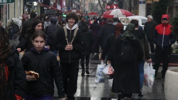 Bayram alışverişi için vatandaşlar çarşıya akın etti