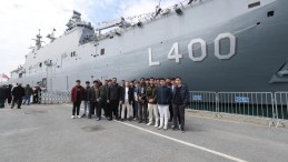 Dünyanın ilk SİHA gemisi TCG Anadolu’ya hayran kaldılar