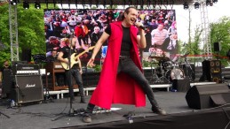 Kıraç, depremzede çocuklarla sahnenin tozunu attırdı