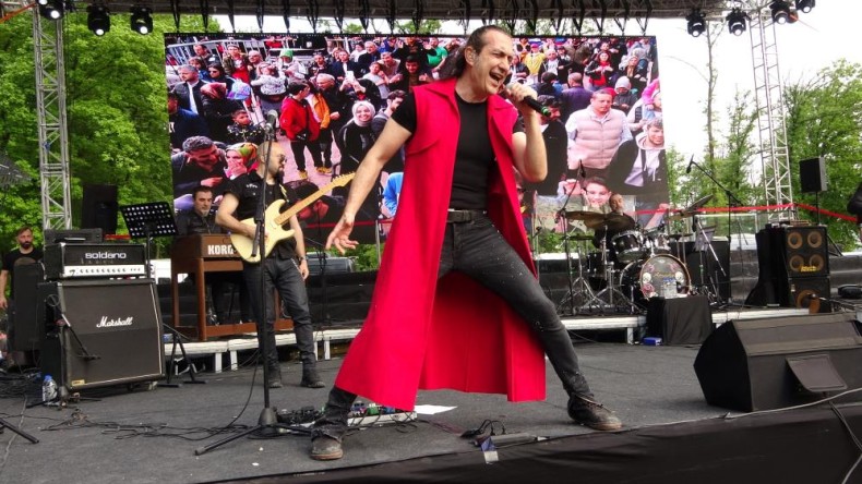 Kıraç, depremzede çocuklarla sahnenin tozunu attırdı