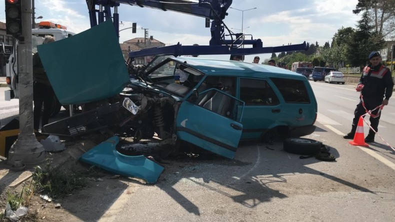 Lastiği yerinden kopan otomobil direğe çarptı; Yaralılar var