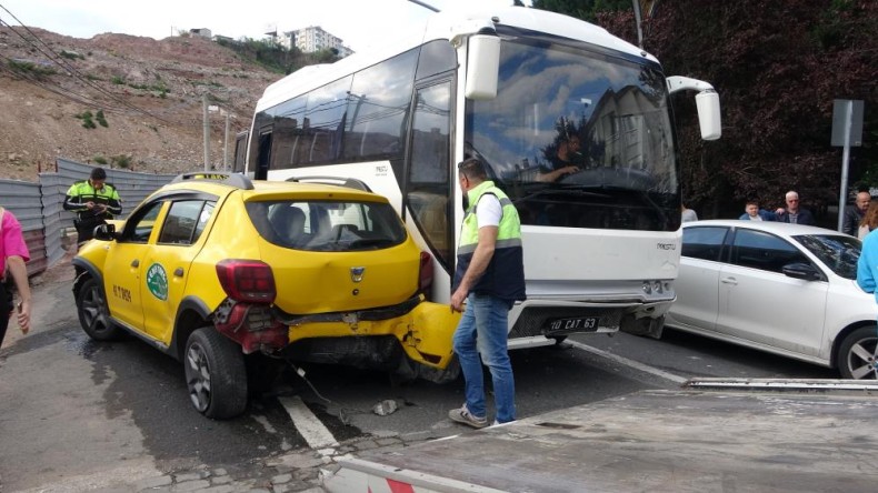 Freni patlayan midibüs 5 aracın arasına daldı: 2 yaralı