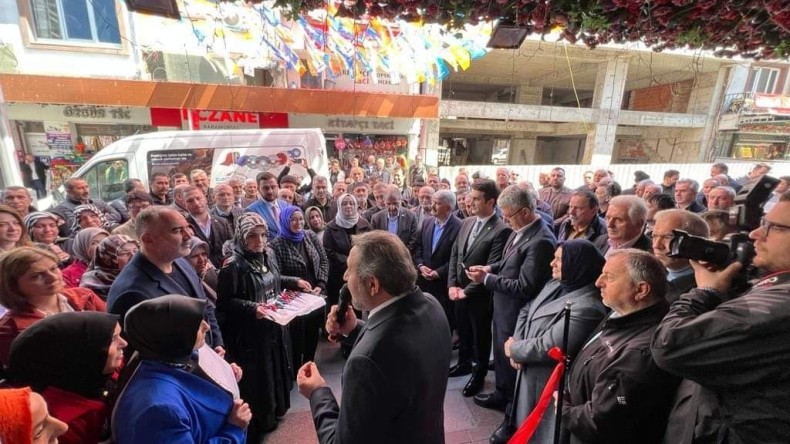 Ak Parti SKM Bürosu açılışında izdiham