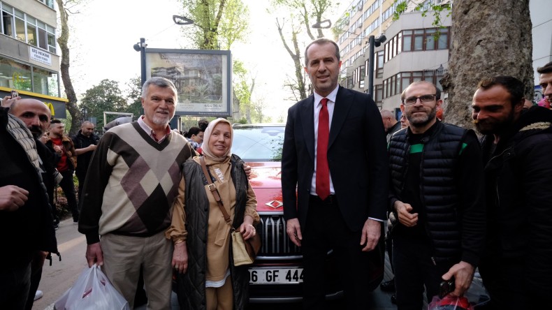 İzmit yürüyüş yolunda TOGG izdihamı; Sancaklı da oradaydı