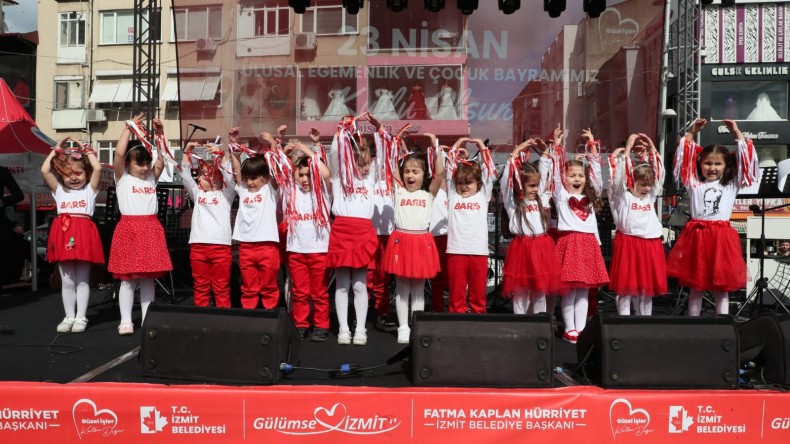 İzmit Belediyesi Bayram Şenlikleri’nde çocuklar doyasıya eğlendi