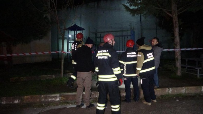 İstinat duvarı apartmanın üzerine çöktü: 32 daire tahliye edildi