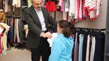 Belediyeden yetim çocuklara bayramlık