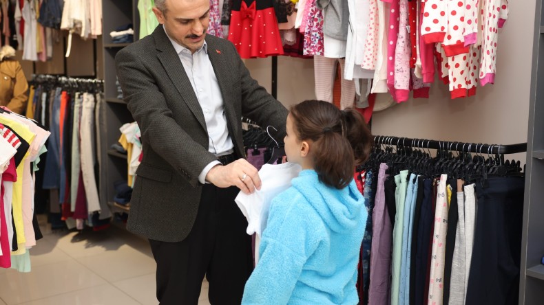 Belediyeden yetim çocuklara bayramlık