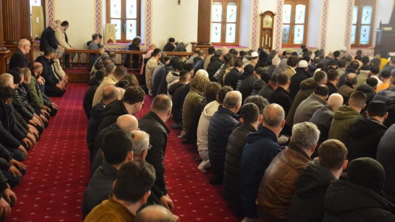 Kocaeli’de vatandaşlar bayram namazı kılmak için camileri doldurdu