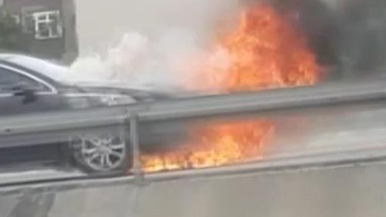 Seyir halindeki otomobil alev alev yandı