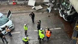 Derince Tüneli girişindeki kaza trafiği felç etti