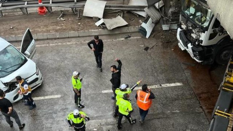 Derince Tüneli girişindeki kaza trafiği felç etti