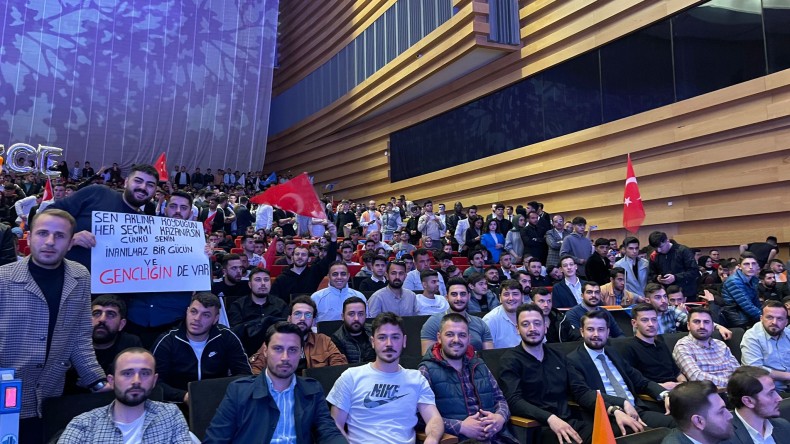 ‘Gençlerin ilk oyu’ Erdoğan ve AK Parti’ye